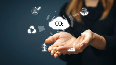 İş adamı CO2 emisyonlarını azaltmak için girişimlerde bulunuyor ve net sıfır hedefliyor. Daha yeşil bir gezegenin karbondioksitini azaltarak sürdürülebilirliğe olan bağlılığını gösteriyor. FaaS