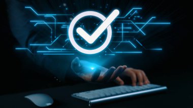 İş adamı, QC ve QA standartlarının karşılandığından emin olmak için katı kalite güvencesi protokolleri uyguluyor. Kalite güvencesi ile sertifikalı ürün mükemmelliğine ulaşmak. Kullanıcı Kimliği