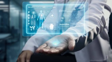 Akıllı doktorların oturduğu ve insan anatomisini gösteren hologramlarını yakından çek. HUD gösterge panelini elinde tutan bir tıp çalışanı ve tıbbi veri analizi kullanarak semptomları inceliyor. İyileştirici.