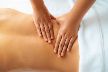 Kapalı alan kadın müşteri stres önleyici spa masajını yapmaktan zevk alıyor ve lüks otel ya da oteldeki gündüz açık hava güzellik salonunda güzellik teniyle eğleniyor. Sessiz.