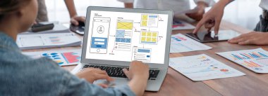 Hareketli mobil uygulama ve web sitesi için UX UI tasarım süreci. Profesyonel uygulama geliştiricisi için kablo grafiğinin yaratıcı prototipi .
