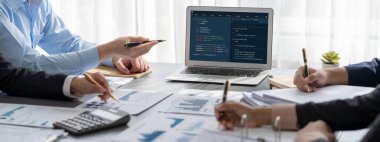 İş zekası ve veri analizi kavramı. Analizci ekibi laptop ekranında finansal veri analizi üzerinde çalışıyor. Etkili iş stratejik planlama için pazarlama göstergesi olarak. İçgörü