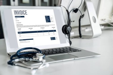 Muhasebe uygulamasından gelen fatura bilgisayar ekranında. Şirket işlerinin finans ve bütçesi için bilgisayar programı. Rahatça..