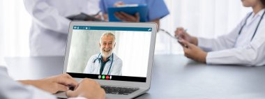 Hasta ile sanal görüşme için canlı teletıp yazılım uygulaması tarafından çevrimiçi doktor video çağrısı