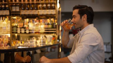 Güler yüzlü akıllı adam eski usul kokteyl içerken arkadaşlarıyla ya da tanımadığı bir yabancıyla keyifle eğleniyor. Cuma günü lüks bir barda, gece kulübünde, canlı bir içeceğin karşısında oturuyor. Vinosity.