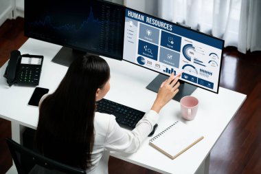 İnsan kaynakları yönetim yazılımı bilgisayar ekranında insan kaynakları çalışanlarının işe alım, maaş bordrosu, personel araması ve KPI değerlendirme çalışmalarını yönetmesine yardımcı oluyor