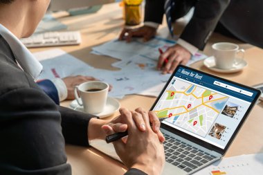 Çevrimiçi gayrimenkul kiralama araştırması bilgisayarda çok rahat. Ev kiralama sitesi çevrimiçi.