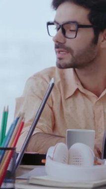 Yaratıcı iş adamlarının grup toplantısı, tasarımcı ve sanatçı ofis masasında. Mutlu iş yeri ve işbirliği takım çalışması konsepti.