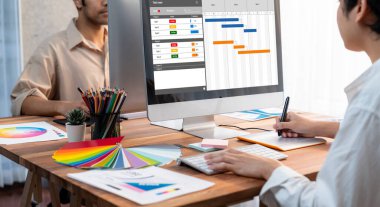 Ekip projesinin zaman çizelgesini gösteren bilgisayar ekranında canlı iş projesi yönetimi için proje planlama yazılımı