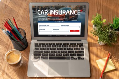 Araba sigortası internet sitesi, arabanızın hasarının rahat olduğundan emin olmak için ekranda.