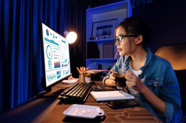 Sunucu kanalı Asyalı etkileyicisi, sosyal medyada kulaklık takarak iş grafikleri ekranında dinleyicileri selamlıyor ve Neon Modern Stüdyoları 'nda internet üzerinden koçluk yapıyor. Taktik.