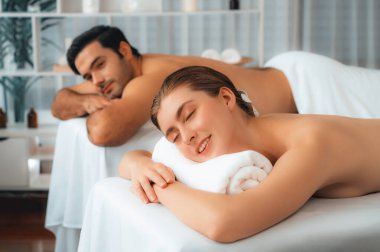 Kafkas çift müşterisi stres önleyici spa masajının keyfini çıkarıyor ve lüks otel veya oteldeki gündüz açık hava ortamında güzellik teniyle eğleniyor. Sessiz.