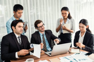 Modern ofis ortamında çalışan çeşitli etnik gruplardan çeşitli iş adamları. Üretken ve çok ırklı ofis çalışanları stratejik ticari pazarlama konusunda tartışmaya giriştiler. Çok titiz.