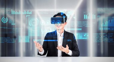 Akıllı proje yöneticisi iş verilerini arıyor ve tutuyor ve finansal tabloları kontrol ediyor. Akıllı iş adamı, yapay zeka planlama planı yaparak artırılmış gerçeklik gözlüğü takıyor. Yaratıcılık.