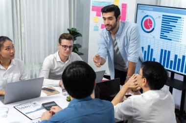 Analist ekibi toplantı odasındaki mali verileri analiz etmek için BI Fintech 'i kullanıyor. İş adamları iş görüşü ve stratejik pazarlama planlaması için BI 'ın torpido gözünü inceliyor. Tedbirli
