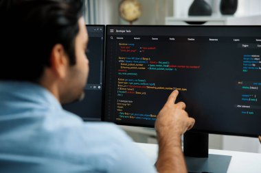 Modern ofisteki web sitesinde son güncelleme sürümü için iki pc ekranda akıllı bilişim geliştirici yazılım geliştirme kodlaması üzerinde yoğunlaşmak, virüs yazılım uygulama programı yaratmak. Tahmin et..