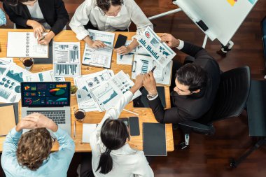 Toplantı masasındaki finansal veri raporlarını analiz eden çeşitli iş analist gruplarının geniş görüşü. İş zekası analizine göre çizelge ve grafik paneli. Çok titiz.
