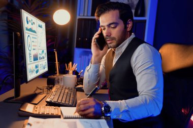 Akıllı iş adamı, akıllı telefon şirketinin ortağı ya da yatırımcısı kağıt işi raporları klasörüne not pazarı verileri yazarak satış kanalı disiplinlerini Neon Dark Light Room 'daki ürün hizmetlerini analiz ediyor. Tahmin et..