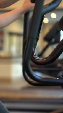 Yoga odasındaki spor salonunda aktif hamile kadın egzersizi. Hamile karnında bebek taşıyan hamile bir anne. Doğum öncesi bakım ve kadın hamileliği konsepti.