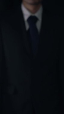 İş adamı, bulut hesaplama ağı imalı teknolojisinin hologramını gösterdi. Sanal artırılmış gerçeklik, geleceksel HUD oluşturmak için 3 boyutlu görüntüleme ve animasyon ile oluşturulmuştur. .