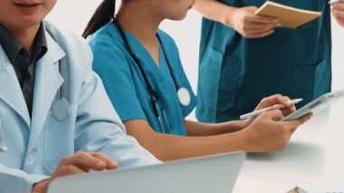 Hastane masasında birlikte çalışan ve tıbbi tedavi ya da sağlık hizmeti planlayan profesyonel bir grup. Takım çalışması başarılı hastalıklara ve hastalıklara yol açar. Ağır çekim. Katı.