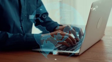 İş adamı, pazarlama stratejisi ve müşteri ilişkileri yönetimi için iş veri analizini analiz etmek için yetenekli dizüstü bilgisayar kullanır