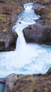 Kuzey İzlanda 'daki Aldeyjarfoss şelalesinin İzlanda yaz manzarasının insansız hava görüntüsü. Şelale İzlanda 'nın İskoçya' daki Sprengisandur Yolu 'nun kuzey kesiminde yer almaktadır..