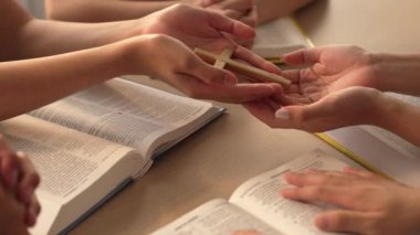 Hristiyan katolik takipçilerle dinsel bağlılık ve maneviyat duygusu doludur. Ağır çekimde Hıristiyan insanlar birlikte dua ederken el ele tutuşup grup duası yapıyorlar. Filizlenen