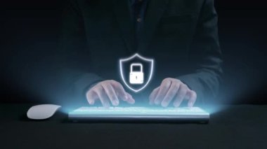 İş adamı siber güvenliğin özünü keşfeder. Siber koruma yöntemlerini, tehditleri derinlemesine araştır ve siber güvenlik duruşunu güçlendir. Siber güvenlik çağında UUID 'de gezinmek için gerekli