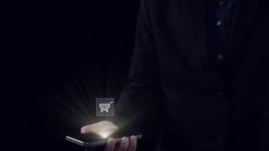 İş adamı çok kanallı stratejileri entegre ediyor, çevrimiçi alışveriş ve pazarlama erişimini artırıyor. Birbirine bağlı marka deneyimleri yaratmak için çok kanallı pazarlamanın gücünü keşfedin. Kullanıcı Kimliği