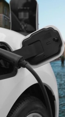 Vatikan 'daki şarj istasyonunda, tarihi Hristiyan kilisesi, şehir merkezinde, ileri düzey elektrikli araba şarj bataryası. EV arabası kablo prizi ile şarj noktasına bağlandı.