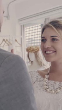 Gelinlik giymiş mutlu gelin ve damat düğün törenine hazırlanıyor. Kadın ve erkeğin romantik aşkı..