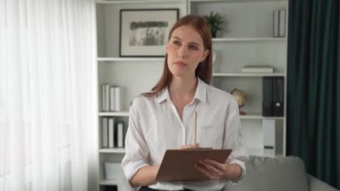 Psikiyatri ofisinde ya da terapi odasında kol koltuğunda oturan profesyonel bir kadın psikolog. Arkadaş canlısı ve ilkel ruh sağlığı danışmanı ve terapisti.