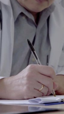 Hastane ofisinde hasta sağlığı verileriyle çalışan bir doktor. Sağlık hizmeti ve sağlık hizmeti kavramı.