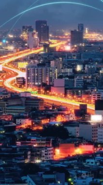 Şehir üzerinde bağlantı ağı karşılıklılığına sahip akıllı dijital şehir. Şehirdeki insanları birbirine bağlayan gelecek akıllı kablosuz dijital şehir ve sosyal medya ağı kavramı .