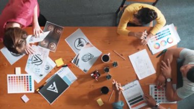 Yapışkan notlar üzerine yönetici yazma fikrinin en üst görüntüsü ve web tasarımı hakkındaki fikri açıkla. Profesyonel pazarlama ekibi ya da programcı renk paletli tablete bakarken beyin fırtınası fikri. Sempozyum.