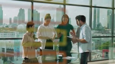 Bir grup iş adamı pazarlama planı hakkında beyin fırtınası yapıyor. Modern ofiste çalışan, konuşan, finansal strateji sunan profesyonel çok kültürlü iş ekibi. İzleme