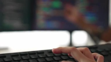 Yavaş çekim yakın çekim el, bilgisayar programlama için arka uç yazılım geliştirici mühendisi hata ayıklama hesaplama kodu üzerinde birlikte çalışarak, monitörde karmaşık algoritmaları çözerek. Filizlenen