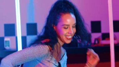 Stüdyoda mor ışıkla sokak dansı yapan İspanyol sokak dansçılarına yakın çekim. Profesyonel sanatçı şık kumaşla enerjik bir hareket sergiler. Çılgın, komik. Yarı vücut. Mutluluk.