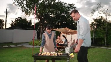 Aile birlikte bahçede kamp kurar, baba ve kız aile bireyleri için ızgara yapar. Doğayla iç içe olmak için açık hava kamp aktiviteleri ve genç nesil çapraz kuşaklarla zaman geçirmek için. Uyumsuzluk.