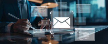 İş adamı e-posta kutusunu kontrol ediyor, daha iyi verimlilik için mesajları düzenliyor ve önceliklerini belirliyor. Etkili iletişim için akıllı e-posta teknikleri öğren. EIDE