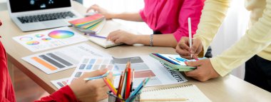 Maliyet düşüşü, bilgisayar ekranında görülen maliyet tasarrufu kavramı, kurumsal işletmeler gereksiz harcamaların azaltılması yoluyla maliyet ve şirket kaynaklarını etkili bir şekilde tasarruf eder