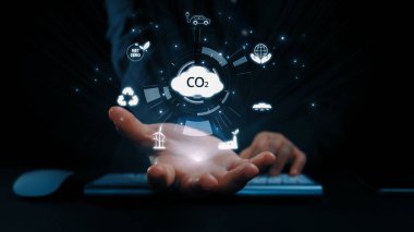İş adamı CO2 emisyonlarını azaltmak için girişimlerde bulunuyor ve net sıfır hedefliyor. Daha yeşil bir gezegenin karbondioksitini azaltarak sürdürülebilirliğe olan bağlılığını gösteriyor. Kullanıcı Kimliği