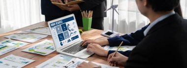 İnsan kaynakları yönetim yazılımı bilgisayar ekranında insan kaynakları çalışanlarının işe alım, maaş bordrosu, personel araması ve KPI değerlendirme çalışmalarını yönetmesine yardımcı oluyor