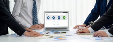 E-ticaret ve canlı çevrimiçi iş için malzeme taşıma ve teslimat izleme sistemi