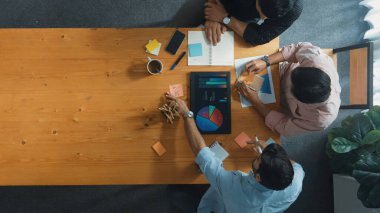 Başarılı bir projeyi kutlamak ya da satışları artırmak için dizüstü bilgisayara bakıp bir yandan beşlik çakarken bir yandan da bardak tokuşturan iş adamlarının en iyi görüntüsü. Birleşmeyi, takım çalışmasını, birlikteliği temsil etti. Cemaat.