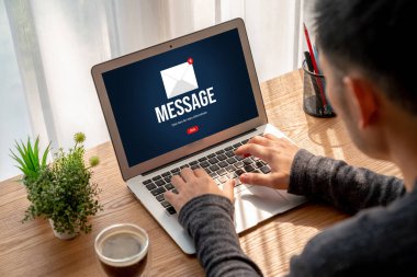 Bilgisayar ekranında rahatça görünen e-posta bildirim iletisi. Dijital pazarlama iletisi bilgi metni iş dünyasından müşteriye