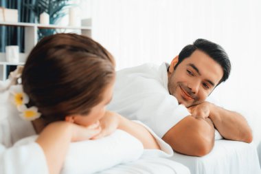 Kafkas çift müşterisi stres önleyici spa masajının keyfini çıkarıyor ve lüks otel veya oteldeki gündüz açık hava ortamında güzellik teniyle eğleniyor. Sessiz.