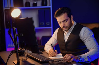 Akıllı iş adamı evrak raporlarını analiz eder, satış çeyreği online kanalı için kar ya da zarar hesaplar ürün servisinde hedef kitle pazar müşterisini neon karanlık ışık odasında karşılaştırır. Tahmin et..