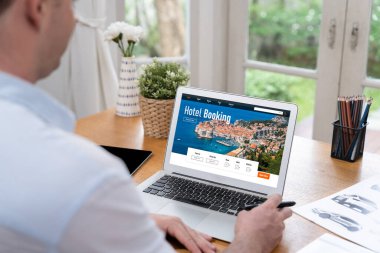 Çevrimiçi otel rezervasyon sitesi canlı rezervasyon sistemi sağlar. Seyahat teknolojisi kavramı .